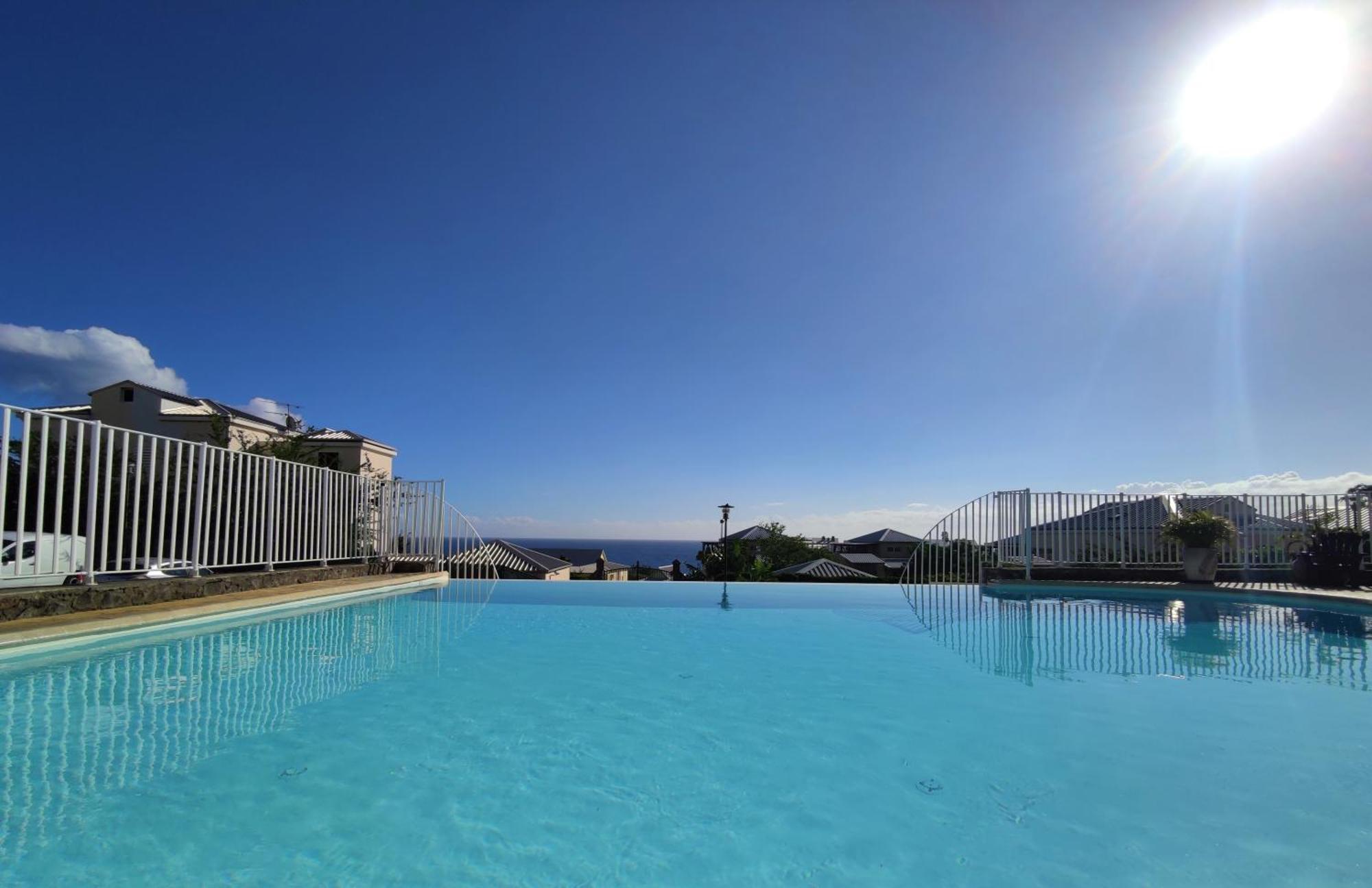 Bel appartement avec terrasse, piscine ! Saint-Gilles Les Bains Extérieur photo